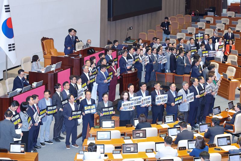 30일 서울 여의도 국회에서 열린 제436회 국회(임시회) 제4차 본회의에서 국민의힘 의원들이 여당 단독 원구성에 반대하는 피켓 시위를 하고 있다. 2026.6.30 ⓒ 뉴스1 신웅수 기자