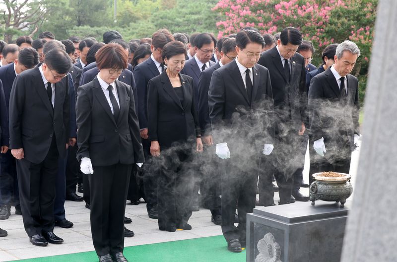 조정식 국회의장과 한병도, 정점식 여야 원내대표가 24일 오전 서울 동작구 국립현충원에서 의원들과 22대 후반기 국회 개원을 맞아 현충탑을 참배하고 있다. 2026.7.24 ⓒ 뉴스1 황기선 기자