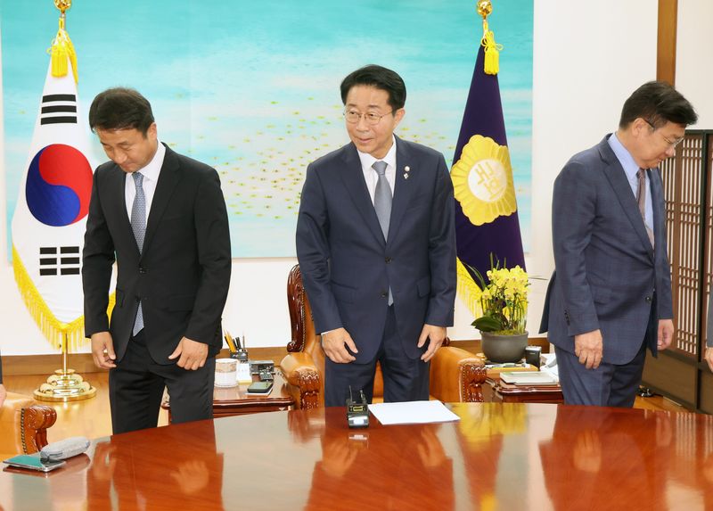 조정식 국회의장(가운데)이 22일 서울 여의도 국회에서 열린 국회의장 주재 여야 원내대표 회동에서 기념 촬영 후 자리로 향하고 있다. 왼쪽부터 한병도 더불어민주당 원내대표, 조 의장, 정점식 국민의힘 원내대표. (공동취재) 2026.6.22 ⓒ 뉴스1 신웅수 기자
