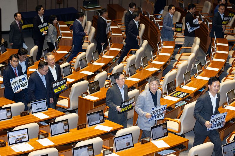 30일 서울 여의도 국회에서 열린 제436회 국회(임시회) 제4차 본회의에서 국민의힘 의원들이 여당 단독 원구성에 반대하는 피켓 시위 중 상임위원장 선거가 시작되자 퇴장하고 있다. 2026.6.30 ⓒ 뉴스1 유승관 기자