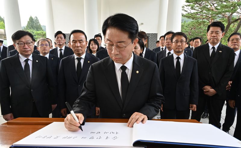 조정식 국회의장이 24일 오전 서울 동작구 국립서울현충원을 찾아 참배한 뒤 방명록을 작성하고 있다. (공동취재) 2026.7.24 ⓒ 뉴스1 황기선 기자
