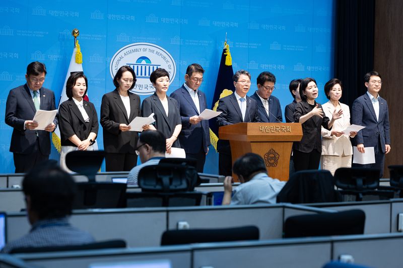 국회 보건복지위원회 소속 더불어민주당, 조국혁신당, 진보당 위원들이 14일 서울 여의도 국회 소통관에서 국민의힘의 민생법안 처리 외면에 항의하며 원구성 협조 및 국회 정상화 촉구 기자회견을 하고 있다. 2026.7.14 ⓒ 뉴스1 유승관 기자