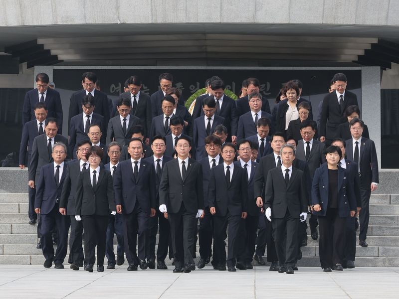 조정식 국회의장과 한병도, 정점식 여야 원내대표가 24일 오전 서울 동작구 국립현충원에서 의원들과 22대 후반기 국회 개원을 맞아 현충탑을 참배를 마치고 이동하고 있다. 2026.7.24 ⓒ 뉴스1 황기선 기자