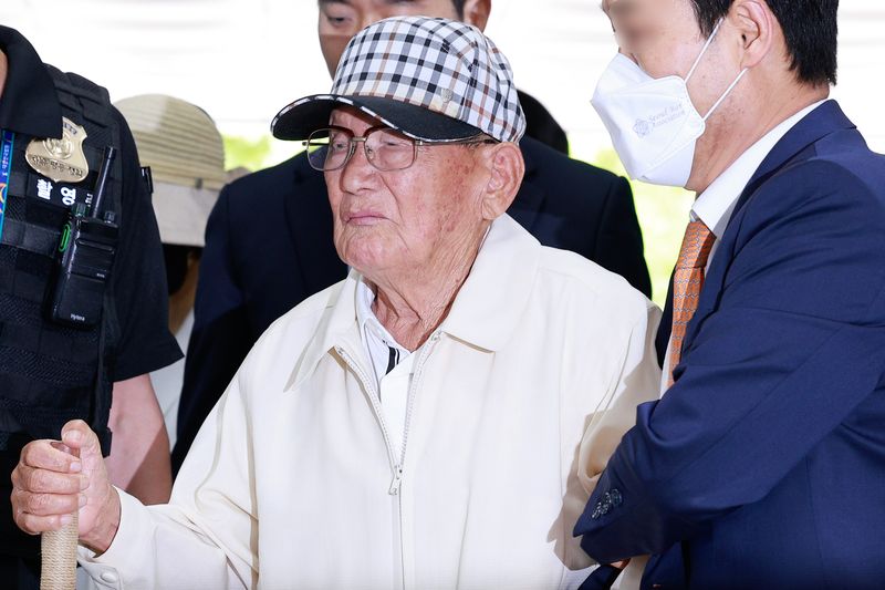 20대 대선과 22대 총선 전후로 신도 5만 명 이상을 국민의힘에 집단 입당시키도록 지시한 의혹을 받는 이만희 신천지예수교증거장막성전(신천지) 총회장이 24일 오후 서울 서초구 중앙지방법원에서 열린 정당법 위반·업무방해 혐의 구속 전 피의자 심문(영장실질심사)에 출석하고 있다. 뉴스1