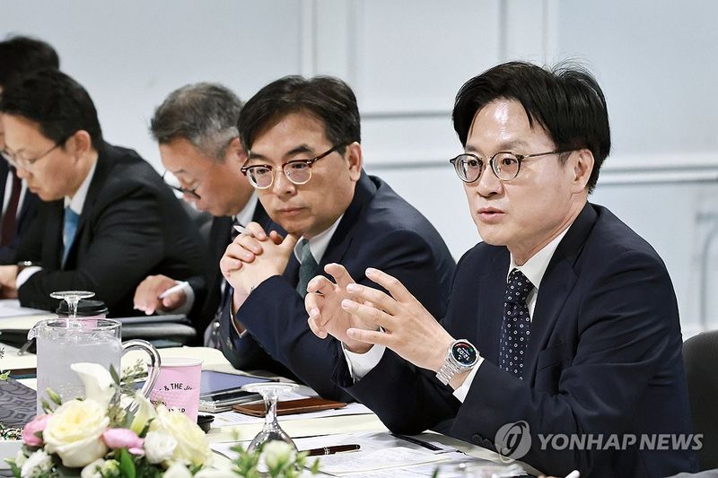 미 상무부 장관과 면담하는 김정관 산업통상부 장관 (출처=연합뉴스)