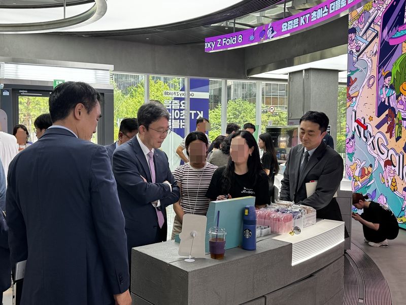 [서울=뉴시스] 심지혜 기자 = 박윤영 KT 대표가 24일 KT 애비뉴를 찾아 삼성전자의 새 갤럭시 Z 폴드 8 시리즈의 주요 기능을 직접 체험하고 특별 체험공간 운영 현황을 살폈다.