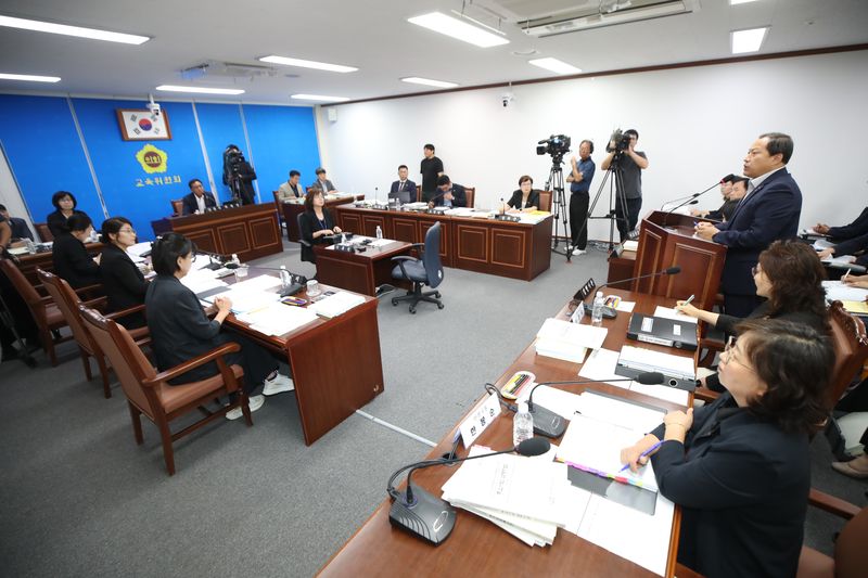 제주특별자치도의회 교육위원회가 24일 제주특별자치도교육청 제2회 추가경정예산안을 심사하고 있다. 이날 심사에서는 도교육청 산하 9개 분야 교육활동자원봉사자 1210여명의 활동비 기준이 사업마다 달라 통합 운영지침이 필요하다는 지적이 나왔다. /사진=제주특별자치도의회 제공