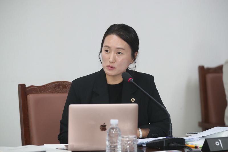 이정한 제주특별자치도의원이 24일 제주도의회 교육위원회에서 교육활동자원봉사자의 활동비 지급기준을 질의하고 있다. 이 의원은 유사한 지원업무를 수행해도 사업별 지급액이 다르다며 업무 성격과 활동시간 등을 반영한 공통 기준 마련을 주문했다. /사진=제주특별자치도의회 제공