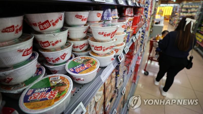 서울 시내 한 대형마트에 진열된 육개장 사발면 (출처=연합뉴스)