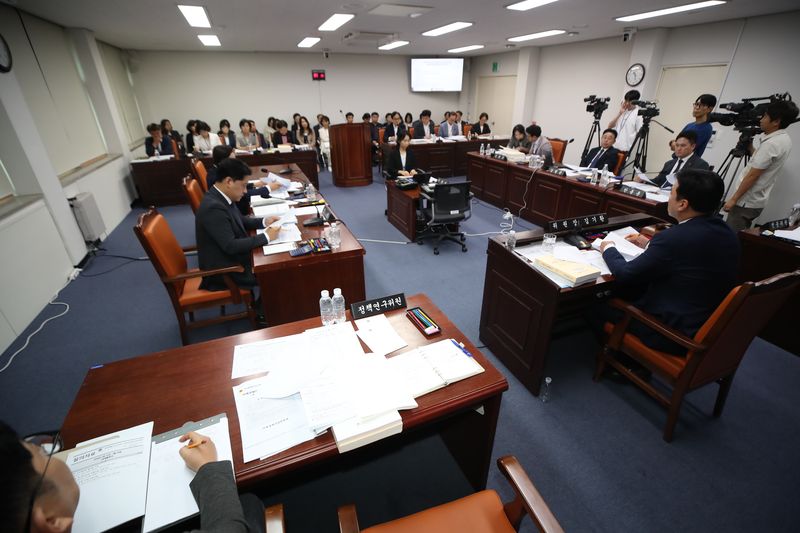 제주특별자치도의회 미래경제산업위원회가 24일 제주특별자치도 제2회 추가경정예산안을 심사하고 있다. 이날 심사에서는 그린수소 생산시설의 상수도 원인자부담금 16억원을 도비로 부담하는 근거와 금융포용기금 전출금 7억원의 사전 절차 이행 여부가 쟁점으로 다뤄졌다. /사진=제주특별자치도의회 제공