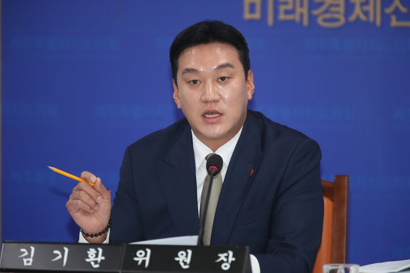 김기환 제주특별자치도의회 미래경제산업위원장이 24일 제2회 추가경정예산안 심사에서 그린수소 생산시설 상수도 원인자부담금과 금융포용기금 편성 절차를 질의하고 있다. 김 위원장은 비용 부담 주체와 실증 종료 뒤 자산·수익 귀속, 도의회 동의 등 법적 절차를 명확히 해야 한다고 주문했다. /사진=제주특별자치도의회 제공