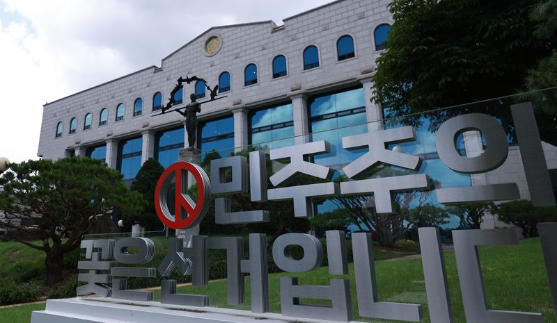 6.3 지방선거 '투표율 조작' 의혹을 수사하는 검경 합동수사본부가 선관위에 대해 이틀째 압수수색을 진행하고 있다. 합수본이 압수수색을 진행한 곳은 중앙선관위와 강남구와 서초구, 송파구 선관위 등으로 혐의는 공전자기록위작과 공무집행 방해다. 사진은 이날 경기 과천시 중앙선거관리위원회 청사. 뉴스1화상