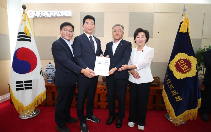 김창범 제주4·3희생자유족회장이 24일 송영훈 제주특별자치도의회 의장에게 4·3 현안 건의문을 전달하고 있다. 건의문에는 유족회 법적 지위 신설과 입양신고 특례 확대, 4·3아카이브 기록관 건립 등이 담겼다. /사진=제주특별자치도의회 제공