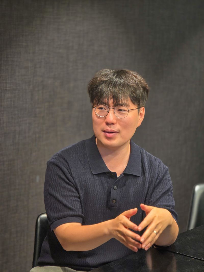 윤인수 KAIST 교수가 24일 서울 강남구 코엑스에서 열린 '코드게이트 2026' 참석 후 기자들과 인터뷰하고 있다. 한컴그룹 제공