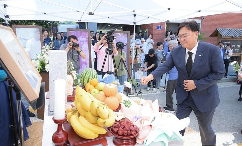 조상호 세종시장(오른쪽)이 24일 부강면 가네코 후미코 100주기 위령제에 참석해 헌화하고 있다. (세종시 제공. 재판매 및 DB 금지)