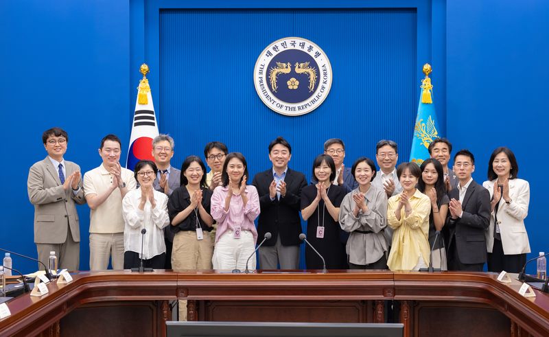 강훈식 비서실장이 14일 청와대에서 열린 청년미래자문단 최종회의에서 참석자들과 기념촬영을 하고 있다. (청와대 제공. 재판매 및 DB 금지) 2026.6.14 ⓒ 뉴스1 이재명 기자