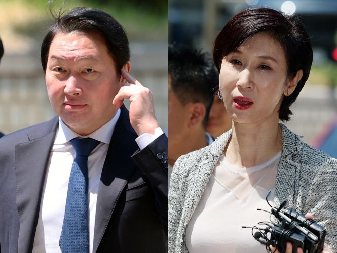 [서울=뉴시스] 조성우 기자 = 최태원 SK그룹 회장이 노소영 아트센터 나비 관장에게 재산분할금 9440억원을 지급해야 한다는 파기환송심 결론이 나왔다. 사진은 지난달 15일 파기환송심 조정기일에 출석하는 최태원(왼쪽) SK그룹 회장과 노소영 아트센터 나비 관장. 2026.07.24. xconfind@newsis.com