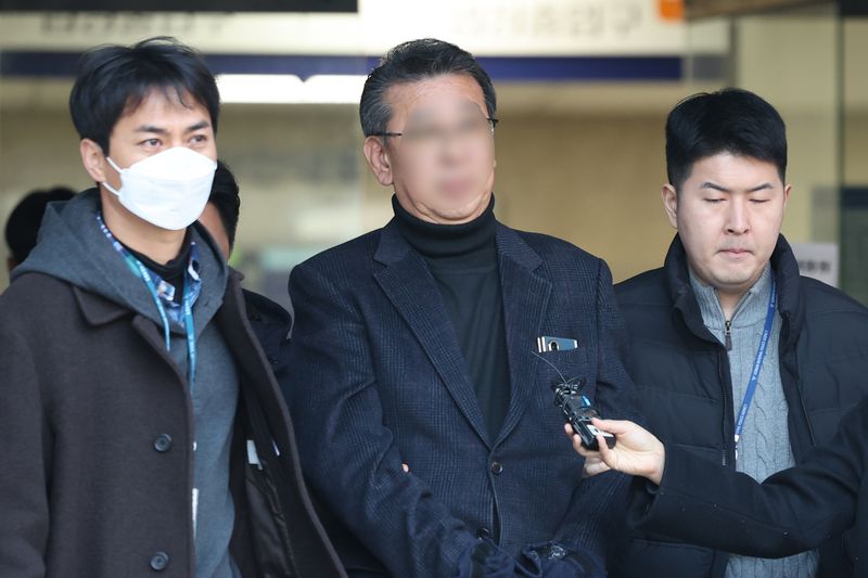 중증 발달장애인 거주 시설 '색동원' 내 입소자들을 성적으로 학대한 의혹을 받는 원장 김 모씨가 서울 서초구 중앙지방법원에서 구속 전 피의자 심문(영장실질심사)을 마친 뒤 구치소로 이동하고 있다. 2026.2.19 ⓒ 뉴스1 안은나 기자