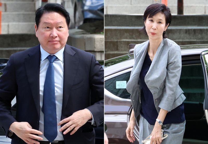 [서울=뉴시스] 이영환 기자 = 최태원(왼쪽사진) SK그룹 회장과 노소영 아트센터 나비 관장이 지난달 26일 오전 서울 서초구 서울고법에서 열린 재산 분할 소송 파기환송심 2차 변론기일에 출석하고 있다. 2026.06.26. 20hwan@newsis.com
