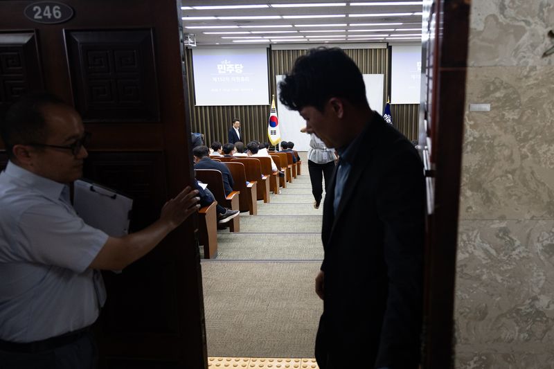 24일 서울 여의도 국회에서 비공개로 열린 더불어민주당 의원총회 회의장의 문이 닫히고 있다. 2026.7.24 ⓒ 뉴스1 유승관 기자