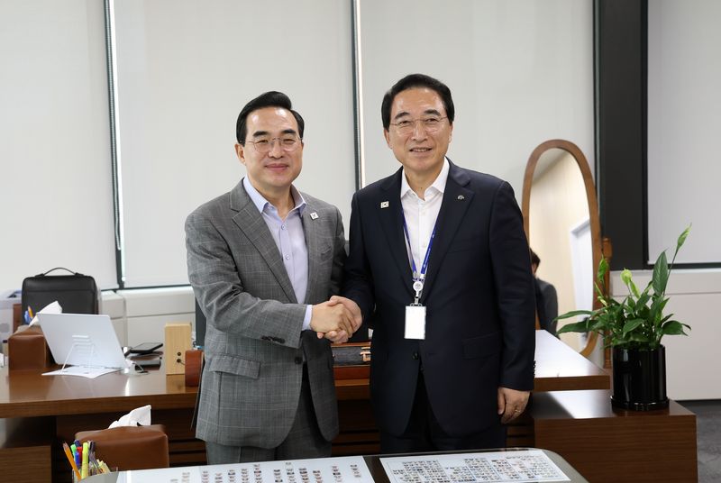 박수현 충남도지사(오른쪽)가 24일 정부서울청사에서 박홍근 기획예산처 장관을 만나 지역 현안사업에 대한 국비지원을 요청한 뒤 악수하고 있다. 충남도 제공