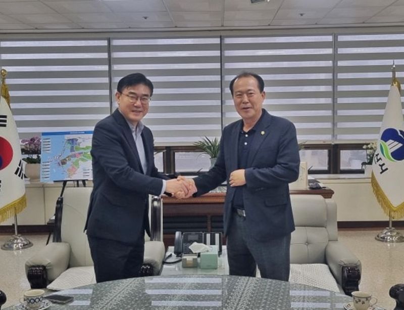 김재준 군산시장(왼쪽)과 김영일 군산시의원이 화합의 행보를 위해 손을 맞잡았다. (사진=군산시 제공) *재판매 및 DB 금지