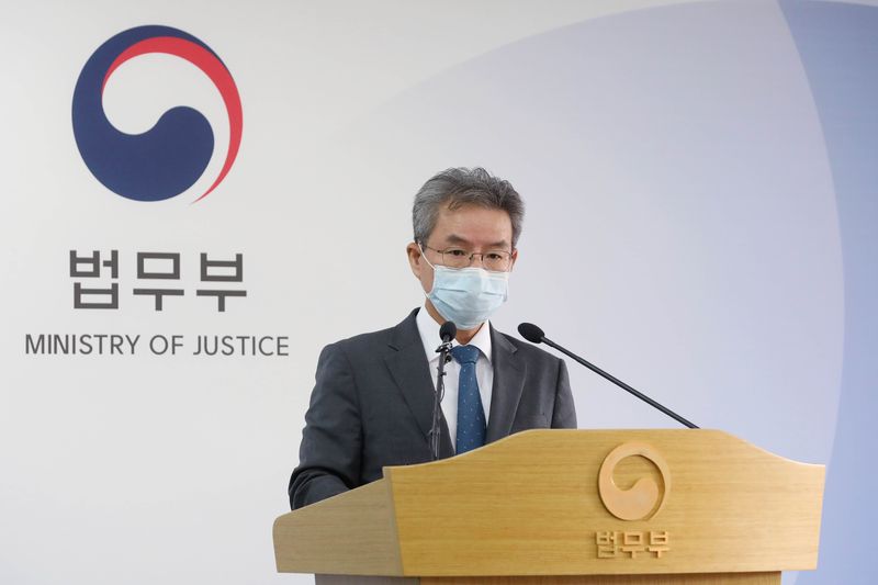 [과천=뉴시스] 김병문 기자 = 김남준 당시 제2기 법무·검찰개혁위원회 위원장이 2020년 9월28일 경기 과천 법무부 청사에서 법무·검찰개혁위원회 제25차 권고안 관련 기자브리핑을 하고 있다. 김 변호사는 경찰청 '경찰 수사 신뢰 제고를 위한 쇄신 TF' 위원장을 맡게 됐다. 2020.09.28. dadazon@newsis.com