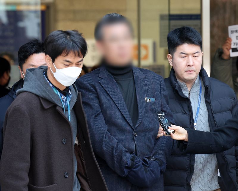 인천 중증장애인 거주시설 색동원 시설장 김모씨가 지난 2월 서울 서초구 중앙지방법원에서 열린 성폭력처벌법 위반(장애인 강간·강제추행) 및 장애인복지법 위반 혐의에 대한 구속 전 피의자 심문(영장실질심사)을 마친 뒤 호송차량으로 이동하고 있다. 뉴시스