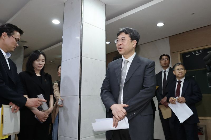 [인천=뉴시스] 김명년 기자 = 사진은 색동원 사건 재판장인 엄기표 서울중앙지법 형사합의29부 부장판사가 지난 5월 15일 오후 인천 강화군 색동원에서 시설장의 입소자 성폭행 혐의에 대한 현장검증을 진행하고 있는 모습. 이날 현장검증에는 재판부와 검찰, 피고인인 색동원 시설장 김 모 씨 측과 피해자 측 대리인 등이 참석했다. 2026.07.24. kmn@newsis.com
