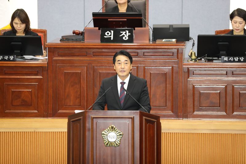 [울산=뉴시스] 24일 울산 남구의회 본회의장에서 제279회 임시회 제2차 본회의가 열린 가운데 이상기 의원이 '열악한 자율방범대 초소 개선을 위한 경로당 상생 공유모델'이라는 주제로 5분 자유발언을 진행하고 있다. (사진=울산 남구의회 제공) 2026.07.24. photo@newsis.com *재판매 및 DB 금지