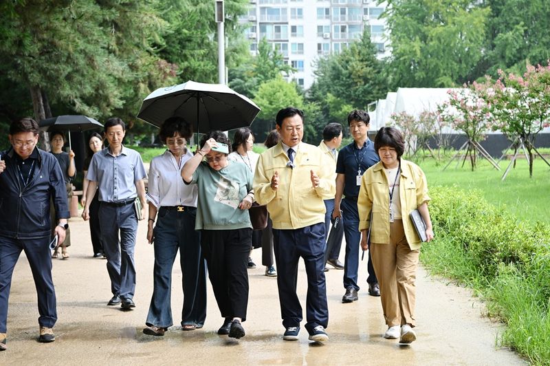 신동화 구리시장(왼쪽 다섯 번째)이 시민 의견을 현장에서 직접 듣고, 시정 발전 방향을 모색하는 '시민 공감 로드 체킹'을 시작하고 있다. 구리시 제공