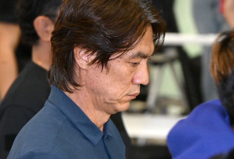 [인천공항=뉴시스] 황준선 기자 = 2026 북중미 월드컵 조별리그에서 탈락한 홍명보 전 대한민국 축구 국가대표팀 감독이 30일 인천국제공항 제2터미널을 통해 귀국하고 있다. (공동취재) 2026.06.30. photo@newsis.com