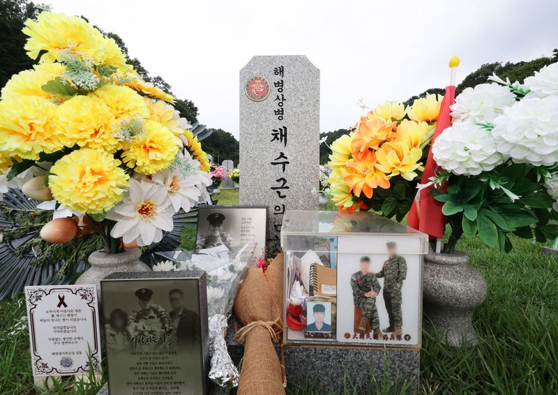 [대전=뉴시스] 배훈식 기자 = 故 채수근 해병 3주기를 사흘 앞둔 16일 오후 대전 유성구 국립대전현충원 채 해병 묘역에 꽃이 놓여있다. 채 해병은 지난 2023년 7월 경북 예천군 내성천에서 당시 임성근 해병대 1사단장의 무리한 수중 수색 지시로 급류에 휩쓸려 순직했다. 2026.07.16. dahora83@newsis.com