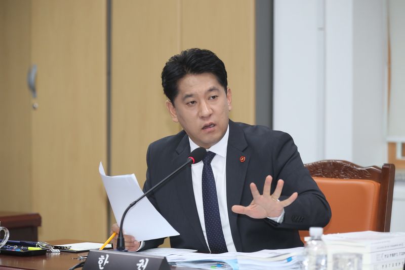 한권 제주특별자치도의원이 24일 제주도의회 미래경제산업위원회 제2회 추가경정예산안 심사에서 제4차 풍력발전종합관리계획 수립 용역의 예산 편성과 사전 절차를 질의하고 있다. 한 의원은 3년간 12억원이 투입되는 용역의 예산 과목과 재원 선택, 계속비 관리 기준을 명확히 해야 한다고 지적했다. /사진=제주특별자치도의회 제공