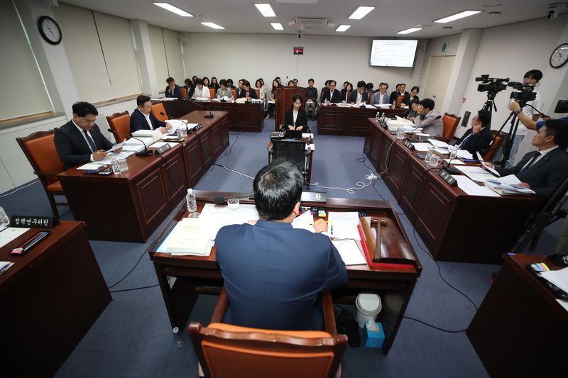 제주특별자치도의회 미래경제산업위원회가 24일 제2회 추가경정예산안을 심사하고 있다. 이날 심사에서는 제4차 풍력발전종합관리계획 수립 용역의 시설비 편성, 연구용역심의 누락, 회계 적용 기준과 계속비 미편성 문제가 쟁점으로 다뤄졌다. /사진=제주특별자치도의회 제공