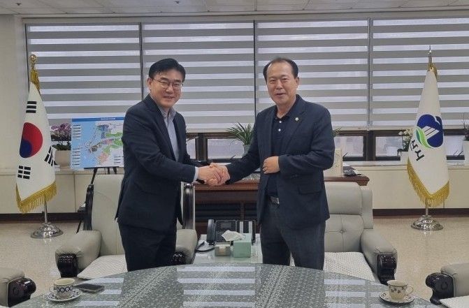 김재준 군산시장과 김영일 시의원은 24일 지난 지방선거 민주당 시장 후보 경선과정에서 제기했던 고소를 취하했다.(군산시 제공, 재판매 및 DB 금지)