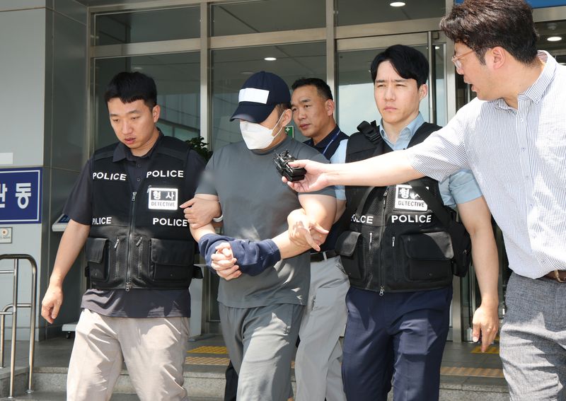경기 화성시 동탄신도시에서 수십억 원대 전세사기를 벌인 후 해외로 도피했다가 현지 경찰에 붙잡혀 최근 송환된 서울중앙지검 소속 수사관 A 씨가 24일 경기 용인시 영통구 용인동부경찰서에서 영장실질심사(구속 전 피의자 심문)를 받기 위해 호송차로 향하고 있다. A씨는 화성시 동탄신도시 등지에 오피스텔 등 70여 채를 보유하면서 여러 임차인 보증금을 돌려주지 않은 혐의를 받고 있으며 현재까지 경찰에 접수된 A 씨에 대한 고소장은 25건이다. 피해금은 30억 여 원에 달하는 것으로 알려졌다. 2026.7.24 ⓒ 뉴스1 김영운 기자