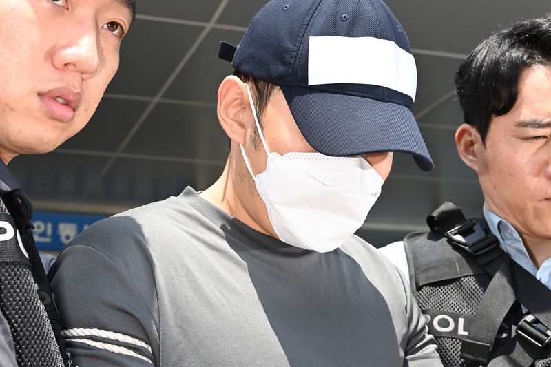 [용인=뉴시스] 김종택 기자 = 수십억 원대 전세사기를 벌인 후 해외로 도주했다가 국내로 강제 송환돼 구속영장이 청구된 검찰 수사관 A씨가 구속 전 피의자 심문(영장실질심사)에 출석하기 위해 24일 경기 용인 동부경찰서 유치장을 나오고 있다. A씨는 경기 화성 동탄신도시 일대 오피스텔 등 70여 채를 보유하면서 전세 계약 기간이 만료된 임차인들에게 보증금을 돌려주지 않은 혐의를 받고 있다. 2026.07.24. jtk@newsis.com