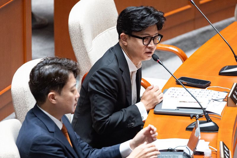 한동훈 무소속 의원이 24일 서울 여의도 국회에서 열린 제437회 국회(임시회) 예산결산특별위원회 제2차 전체회의에서 인사말을 하고 있다. 왼쪽은 이준석 개혁신당 대표. 2026.7.24 ⓒ 뉴스1 유승관 기자