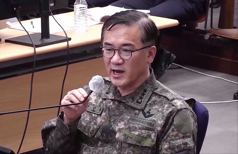 [서울=뉴시스] 조성우 기자 = 내란 특검팀(특별검사 조은석)이 12·3 비상계엄 사태 당시 국회와 중앙선거관리위원회 등에 병력을 투입한 군 장성들에게 징역 20년 이상의 중형을 선고해달라고 재판부에 요청했다. 사진은 여 전 사령관이 지난해 11월 24일 서울 서초구 서울중앙지방법원에서 열린 윤석열 전 대통령의 내란 우두머리 및 직권남용 권리행사 방해 혐의 사건 속행 공판에 증인으로 출석해 답변하는 모습. (사진=서울중앙지방법원 제공) 2026.07.24. photo@newsis.com *재판매 및 DB 금지