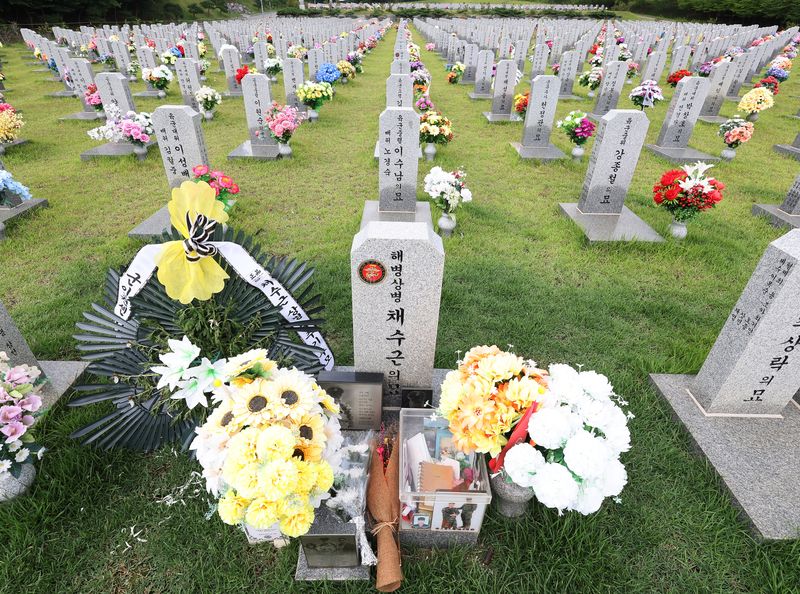 [대전=뉴시스] 배훈식 기자 = 故 채수근 해병 3주기를 사흘 앞둔 16일 오후 대전 유성구 국립대전현충원 채 해병 묘역에 꽃이 놓여있다. 채 해병은 지난 2023년 7월 경북 예천군 내성천에서 당시 임성근 해병대 1사단장의 무리한 수중 수색 지시로 급류에 휩쓸려 순직했다. 2026.07.16. dahora83@newsis.com