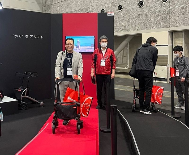 2023년 일본 오사카의 'Barrier Free 박람회' 현장 체험. 인공지능 기술이 적용된 보행 보조기(Rollator)인데, 내리막 경사로에서 일정 속도 이상으로 하강할 경우, 브레이크가 자동으로 작동하여 속도를 늦추거나 정지시켜주는 기능이 탑재되어 있다. 사진=쉘위파트너스㈜ 대표이사 김종훈