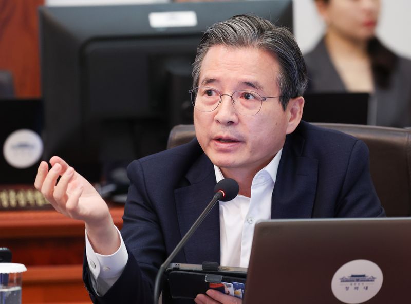 김용범 청와대 정책실장이 지난달 21일 청와대에서 열린 국무회의에서 발언을 하고 있다. 뉴스1