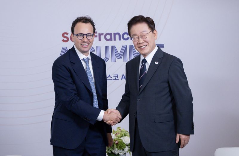 [샌프란시스코=뉴시스] 김진아 기자 = 이재명 대통령이 24일(현지 시간) 미국 샌프란시스코 한 호텔에서 다리오 아모데이 앤트로픽 CEO와 면담에 앞서 인사를 나누고 있다. 2026.07.25. bluesoda@newsis.com