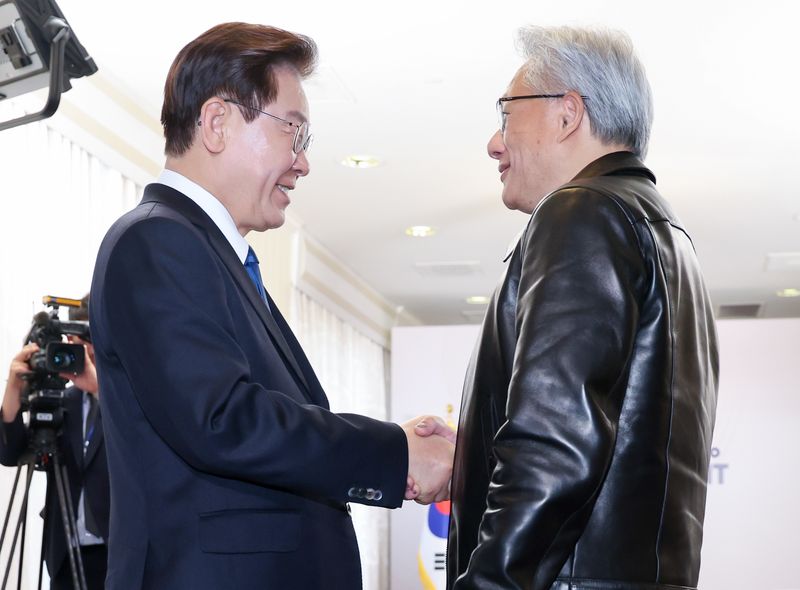 이재명 대통령이 24일(현지시간) 미국 샌프란시스코에서 젠슨 황 엔비디아 최고경영자(CEO)와 면담에 앞서 인사를 나누고 있다. 연합뉴스