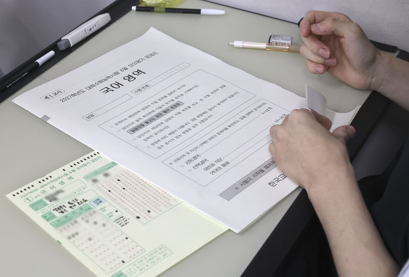 [서울=뉴시스] 사진공동취재단 = 2027학년도 대학수학능력시험 6월 모의평가 시행일인 4일 오전 송파구 잠신고등학교에서 학생들이 시험 준비를 하고 있다. 2026.06.04. photo@newsis.com