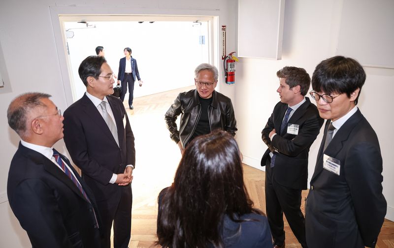 정의선(왼쪽부터 시계방향으로) 현대차그룹 회장, 이재용 삼성전자 회장, 젠슨 황 엔비디아 CEO, 샘 올트먼 오픈AI CEO, 이해진 네이버 이사회 의장, 젠슨 황 CEO의 장녀인 메디슨 황이 24일(현지 시간) 미국 샌프란시스코에서 열린 샌프란시스코 AI 서밋에 앞서 대화를 하고 있다. 뉴시스