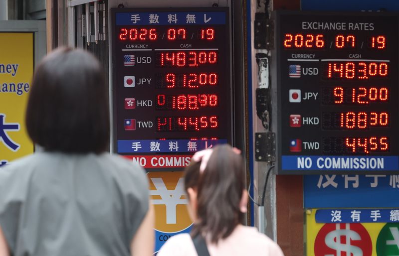 [서울=뉴시스] 권창회 기자 = 이달 초 1560원에 육박했던 달러·원 환율이 빠르게 하락하면서 원화 가치 상승률이 주요국 통화 가운데 가장 높은 것으로 나타났다. 서울외환시장에 따르면 지난 17일 달러·원 환율은 1478.5원에 마감하며 두 달 만에 가장 낮은 수준을 기록했다. 이번 환율 낙폭은 지난달 말 대비 70.9원 떨어진 것으로 지난 2022년 11월 이후 3년 8개월 만에 가장 크다. 사진은 19일 서울 중구 명동 인근 환전소 모습.2026.07.19. kch0523@newsis.com