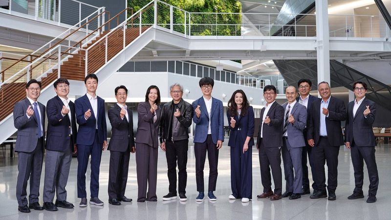 [서울=뉴시스] 이해진 네이버 이사회 의장(왼쪽부터 7번째), 최수연 네이버 대표(왼쪽에서 5번째), 김유원 네이버 최고재무책임자(CFO, 왼쪽에서 4번째), 김유원 네이버클라우드 대표(왼쪽에서 9번째) 등이 24일(현지 시간) 미 캘리포니아주 엔비디아 엔데버 빌딩 로비에서 젠슨 황 엔비디아 최고경영자(CEO, 왼쪽에서 6번째) 등과 기념사진을 촬영하고 있다. 2026.07.25. (사진=엔비디아 제공)