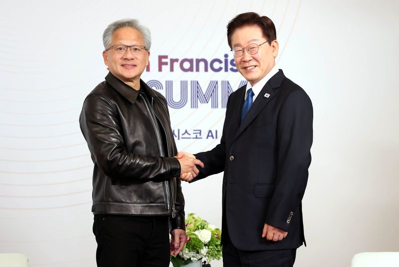 [샌프란시스코=뉴시스] 김진아 기자 = 이재명 대통령이 24일(현지 시간) 미국 샌프란시스코 한 호텔에서 젠슨 황 엔비디아 CEO와 면담에 앞서 인사를 나누고 있다. 2026.07.25. bluesoda@newsis.com